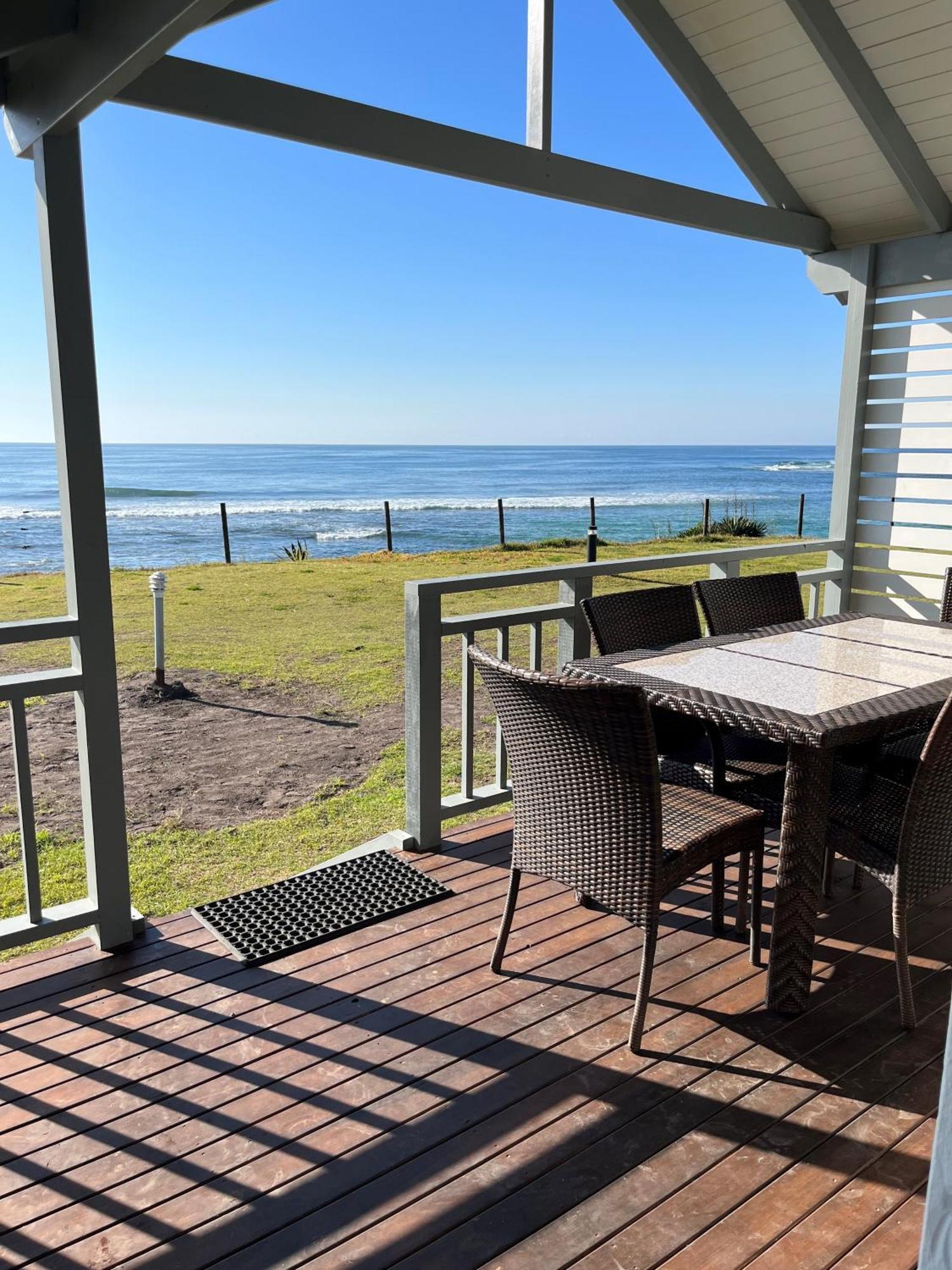 Blue Lagoon Beach Resort Bateau Bay Exteriör bild