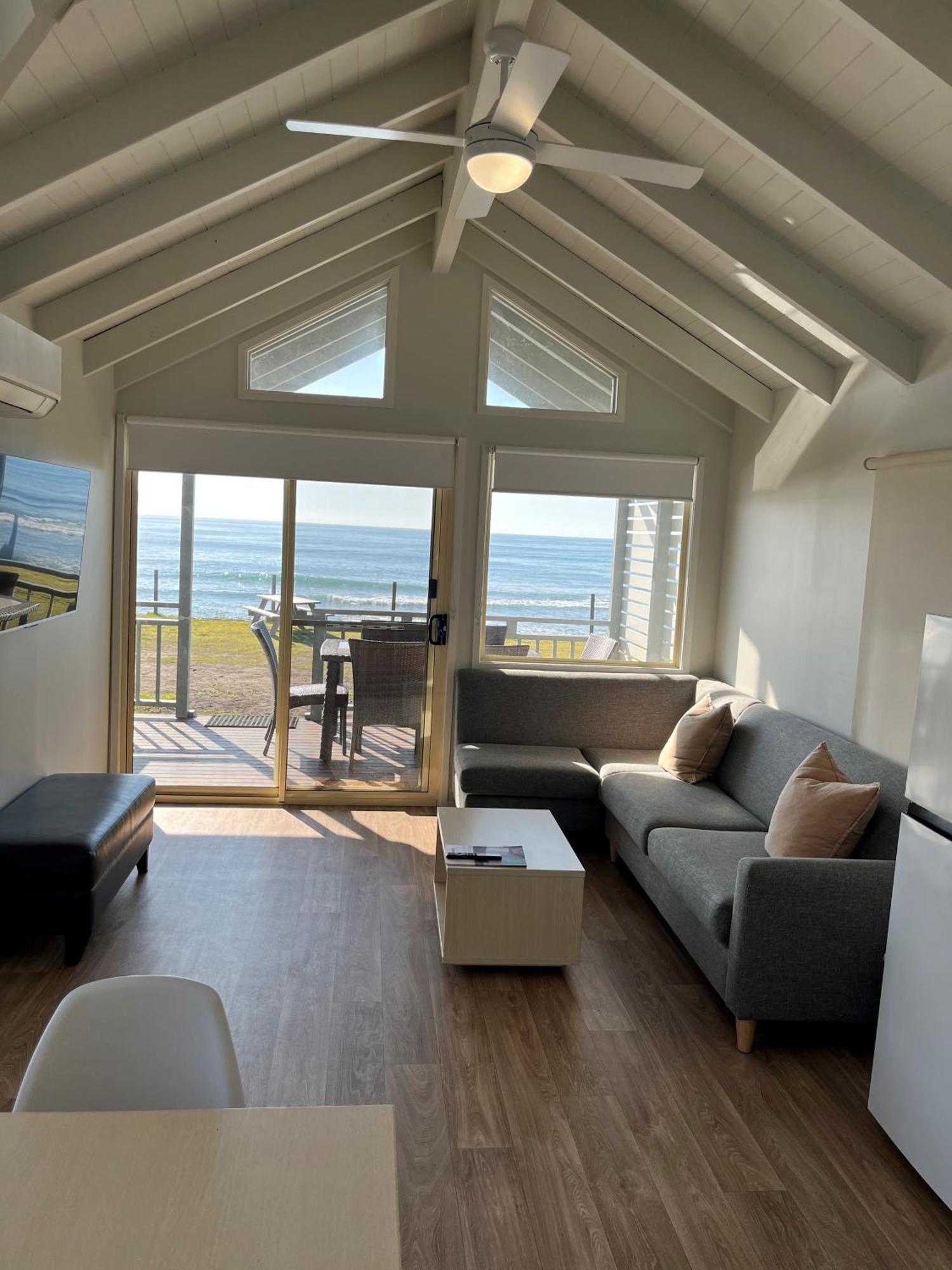 Blue Lagoon Beach Resort Bateau Bay Exteriör bild