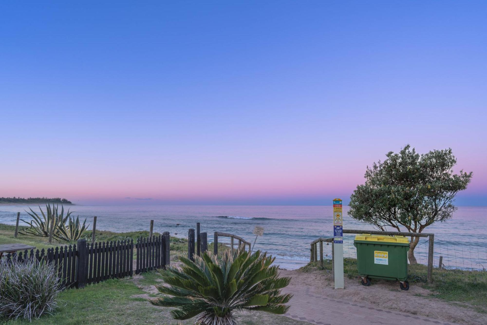 Blue Lagoon Beach Resort Bateau Bay Exteriör bild