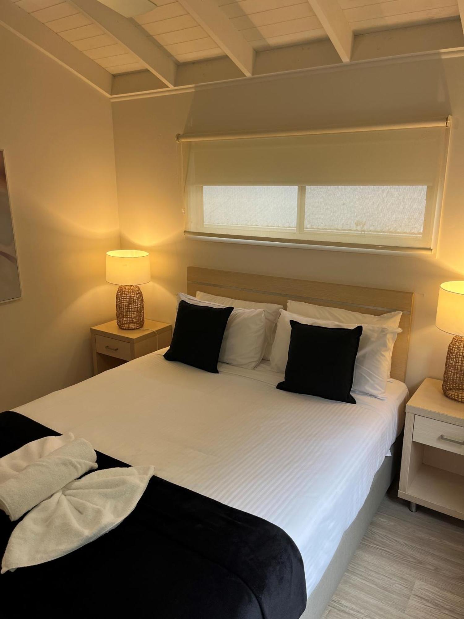 Blue Lagoon Beach Resort Bateau Bay Exteriör bild