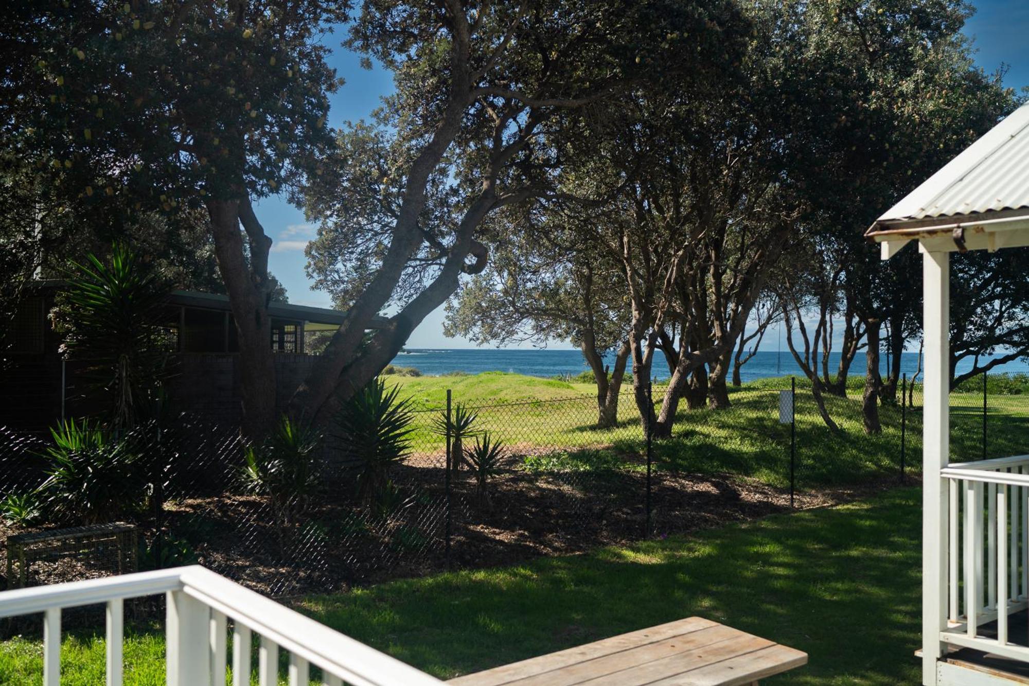 Blue Lagoon Beach Resort Bateau Bay Exteriör bild
