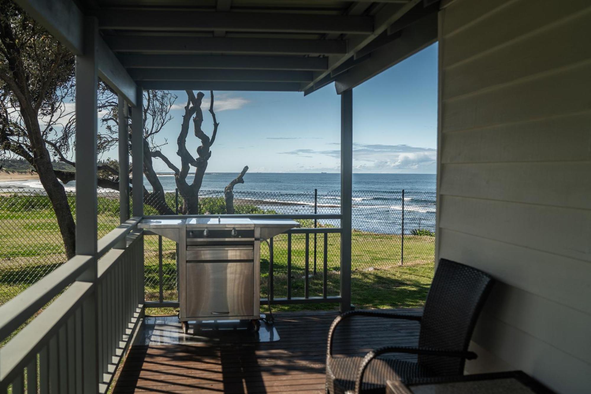 Blue Lagoon Beach Resort Bateau Bay Exteriör bild
