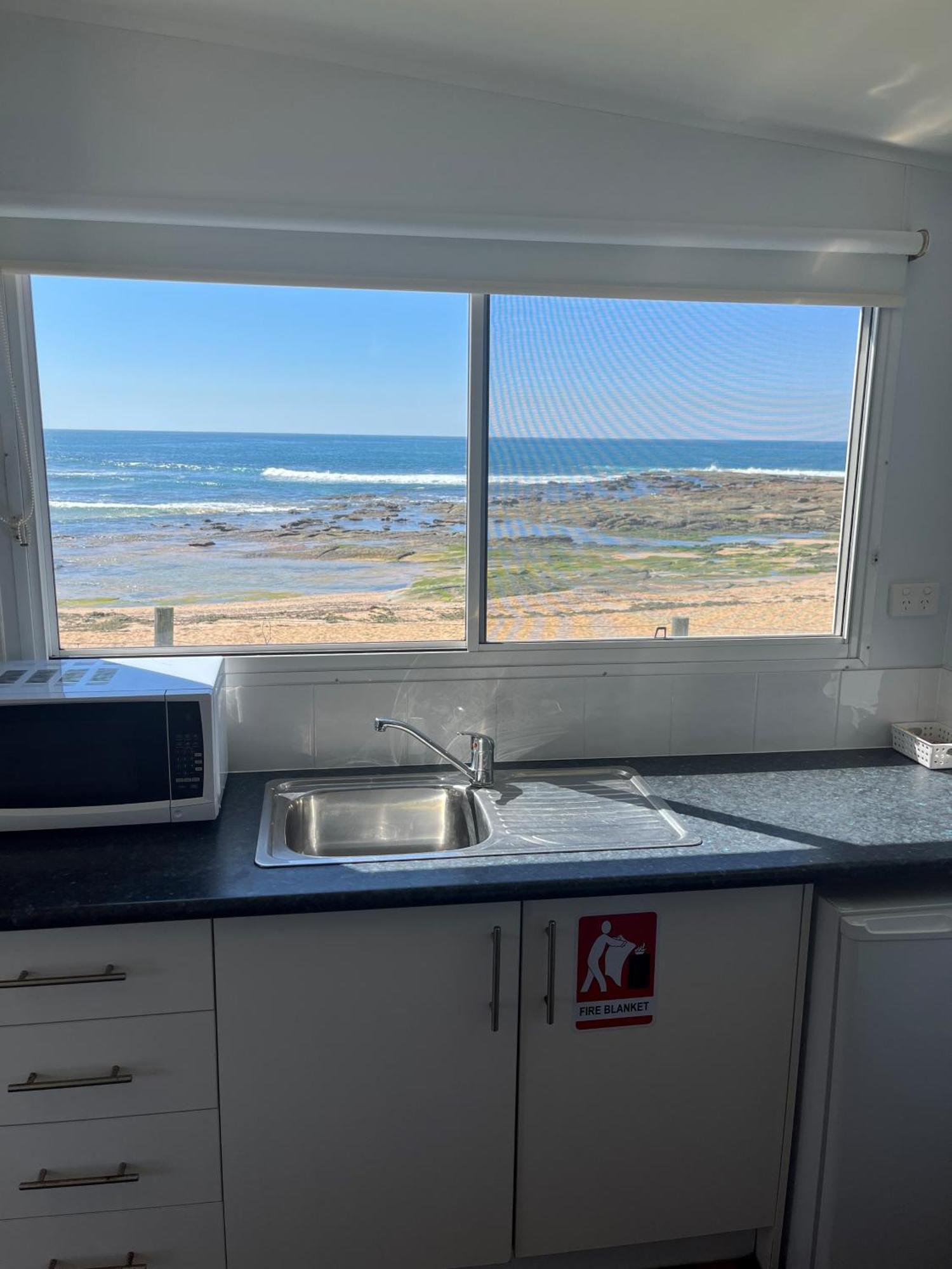 Blue Lagoon Beach Resort Bateau Bay Exteriör bild