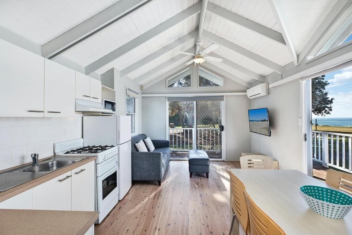 Blue Lagoon Beach Resort Bateau Bay Exteriör bild