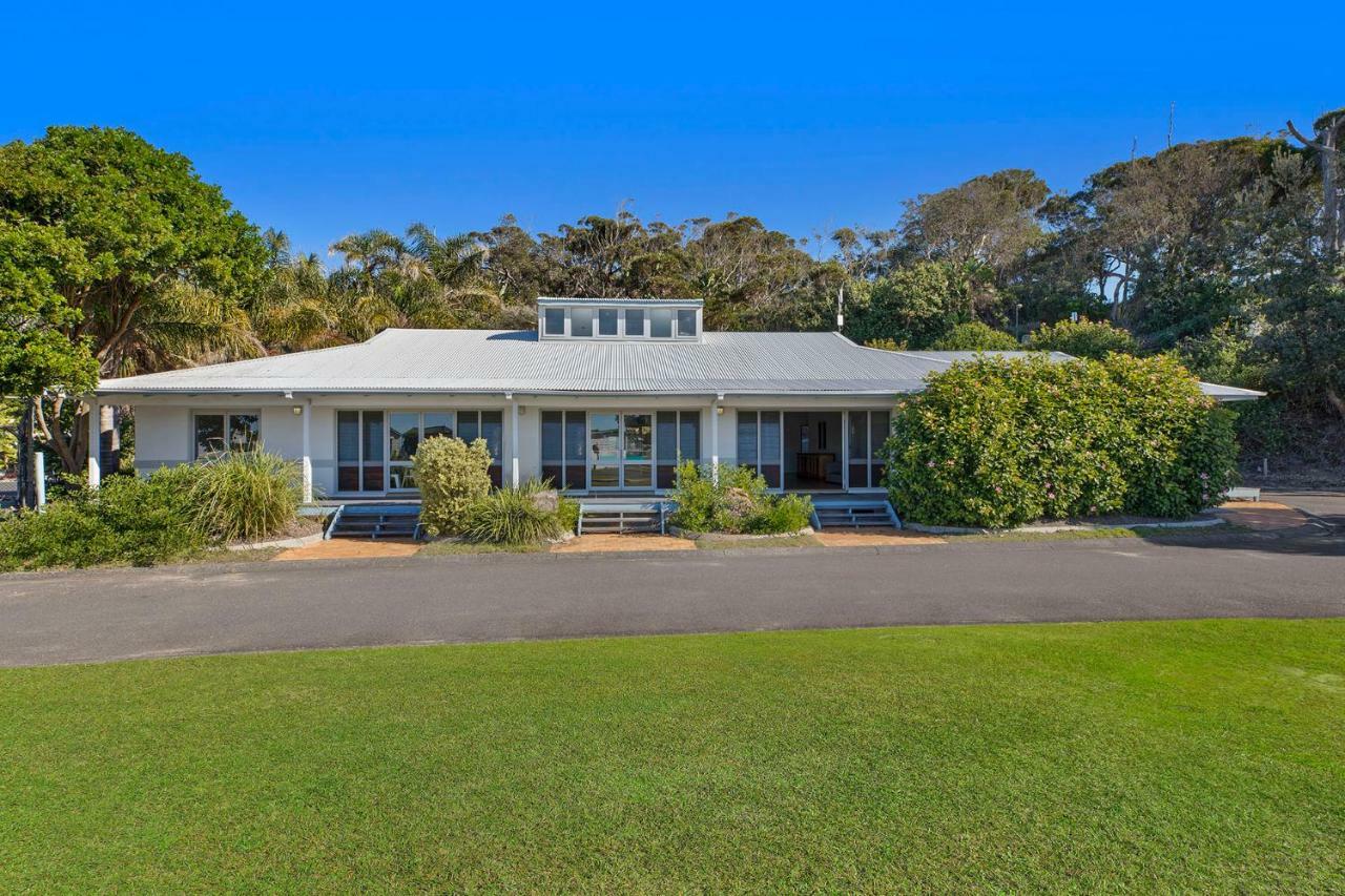 Blue Lagoon Beach Resort Bateau Bay Exteriör bild