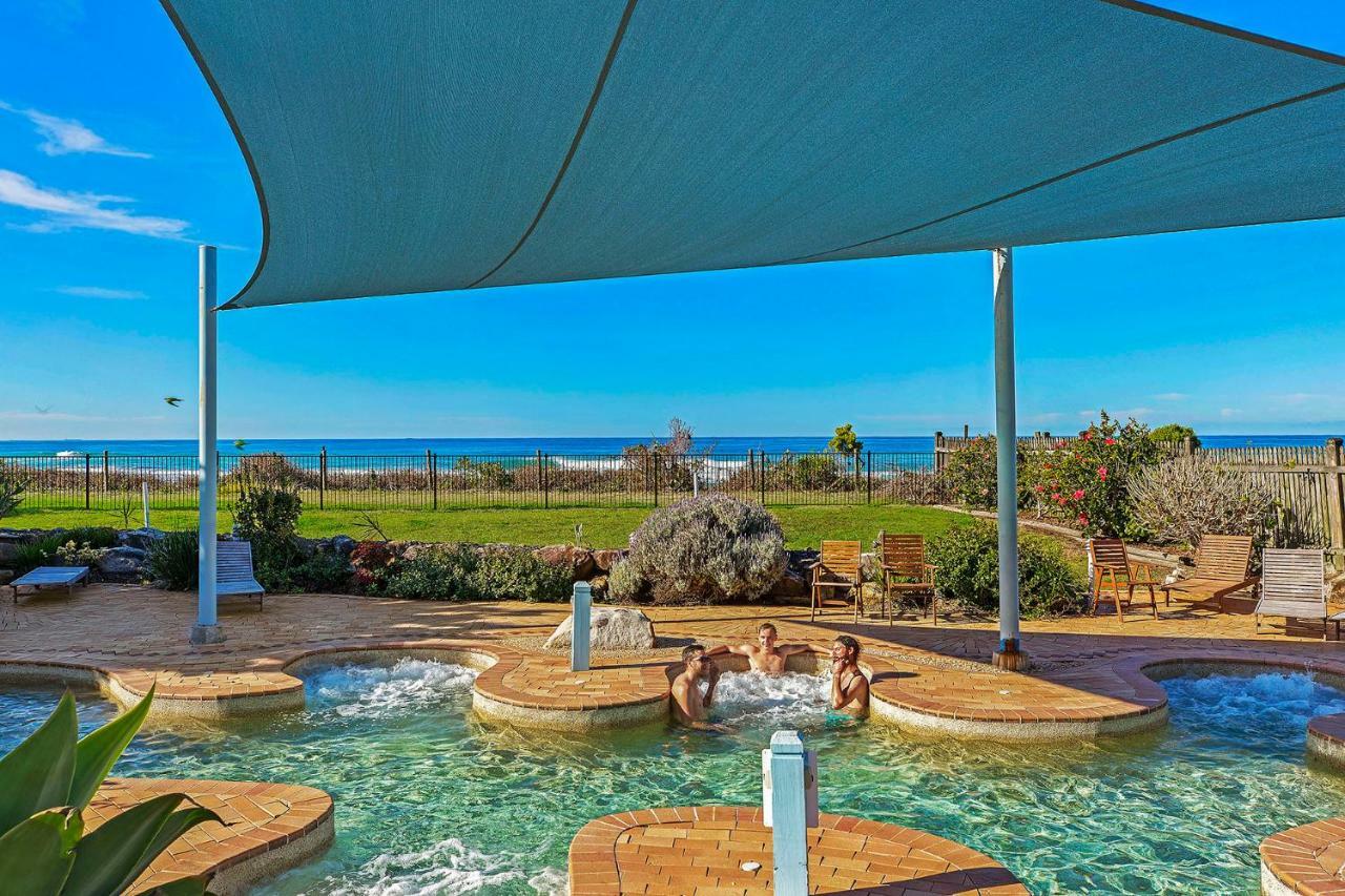 Blue Lagoon Beach Resort Bateau Bay Exteriör bild